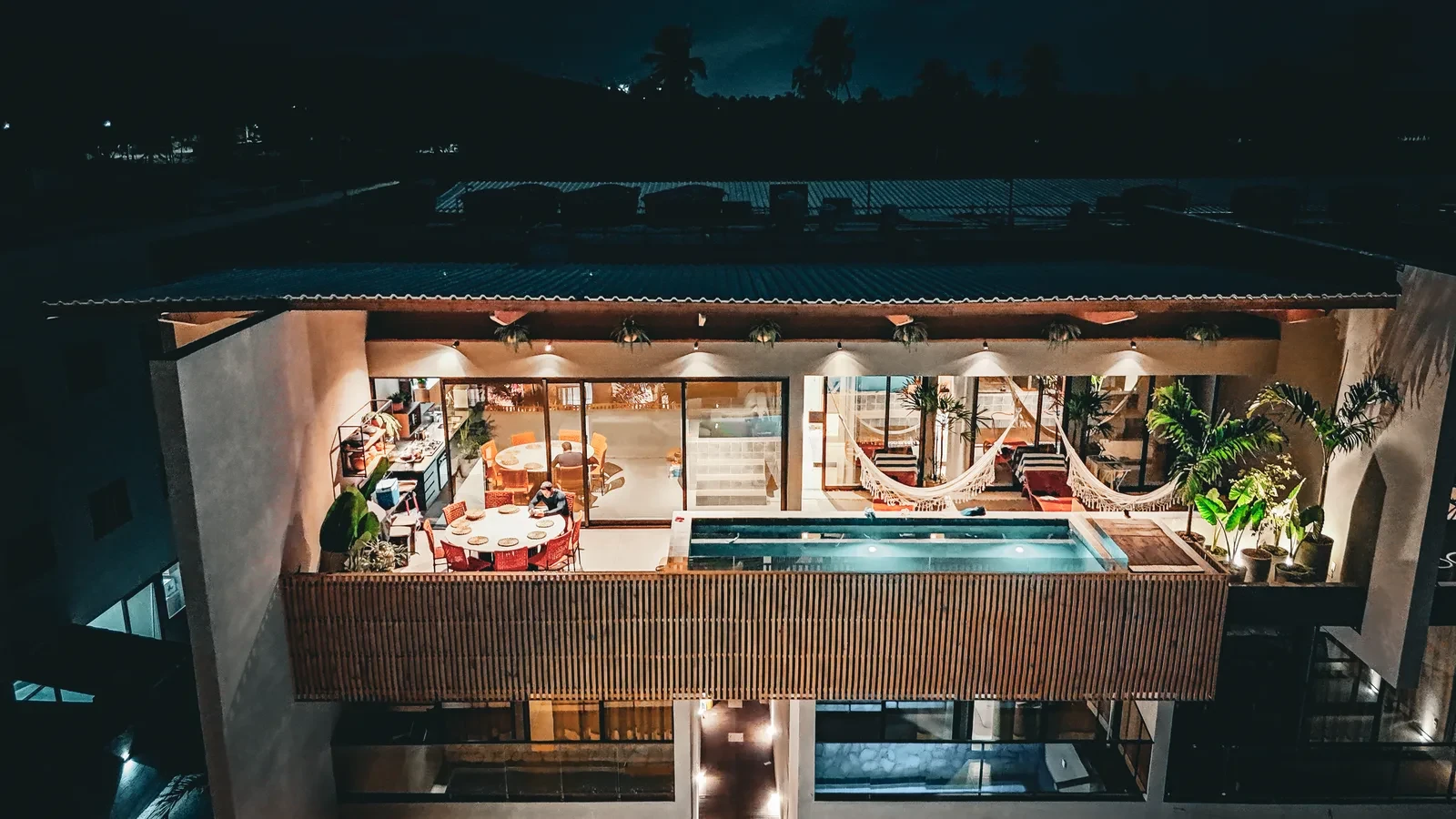 A cobertura iluminada à noite, vista de cima.